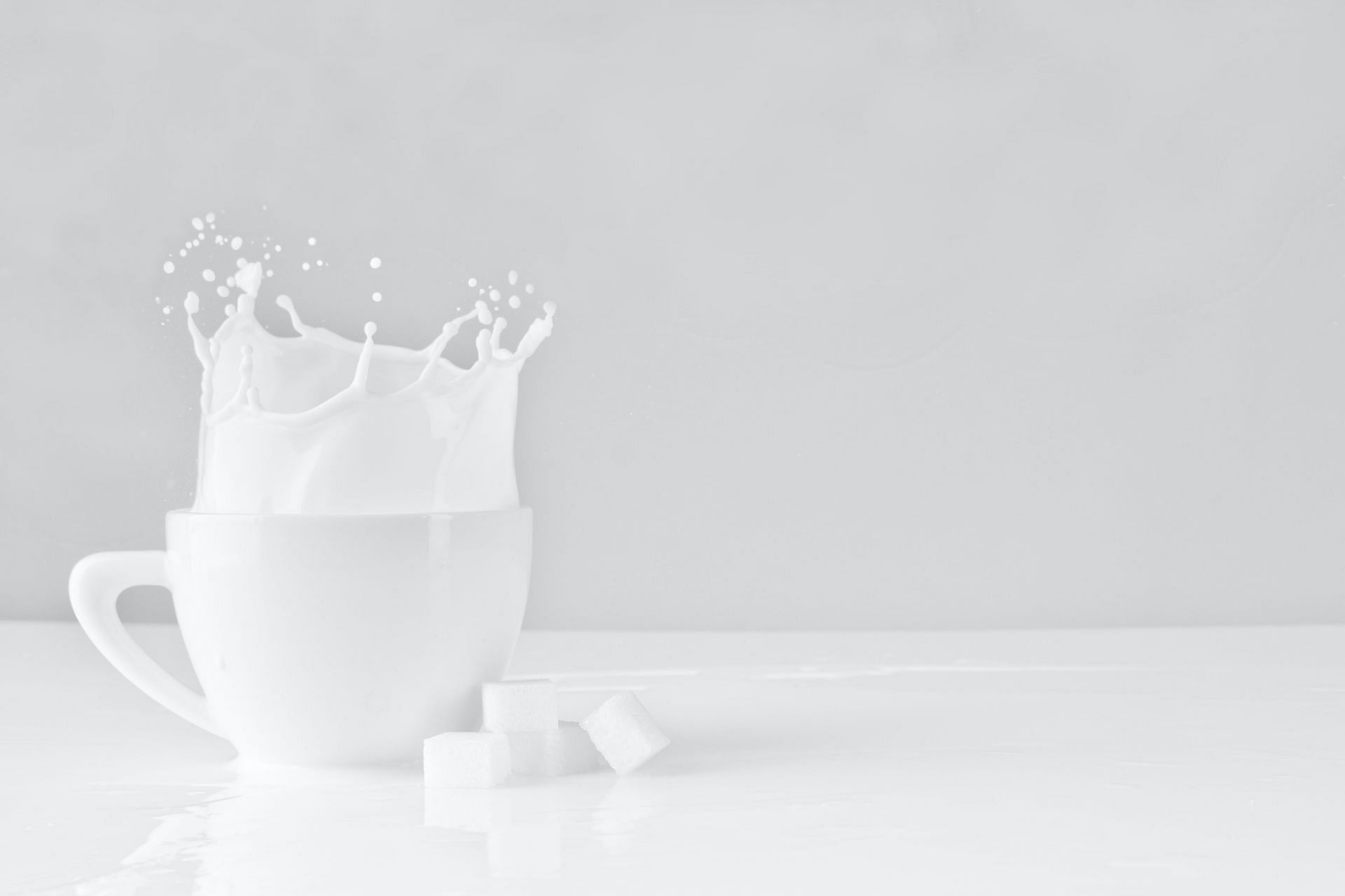 Milk and heartburn (Image via Unsplash/Jagoda)